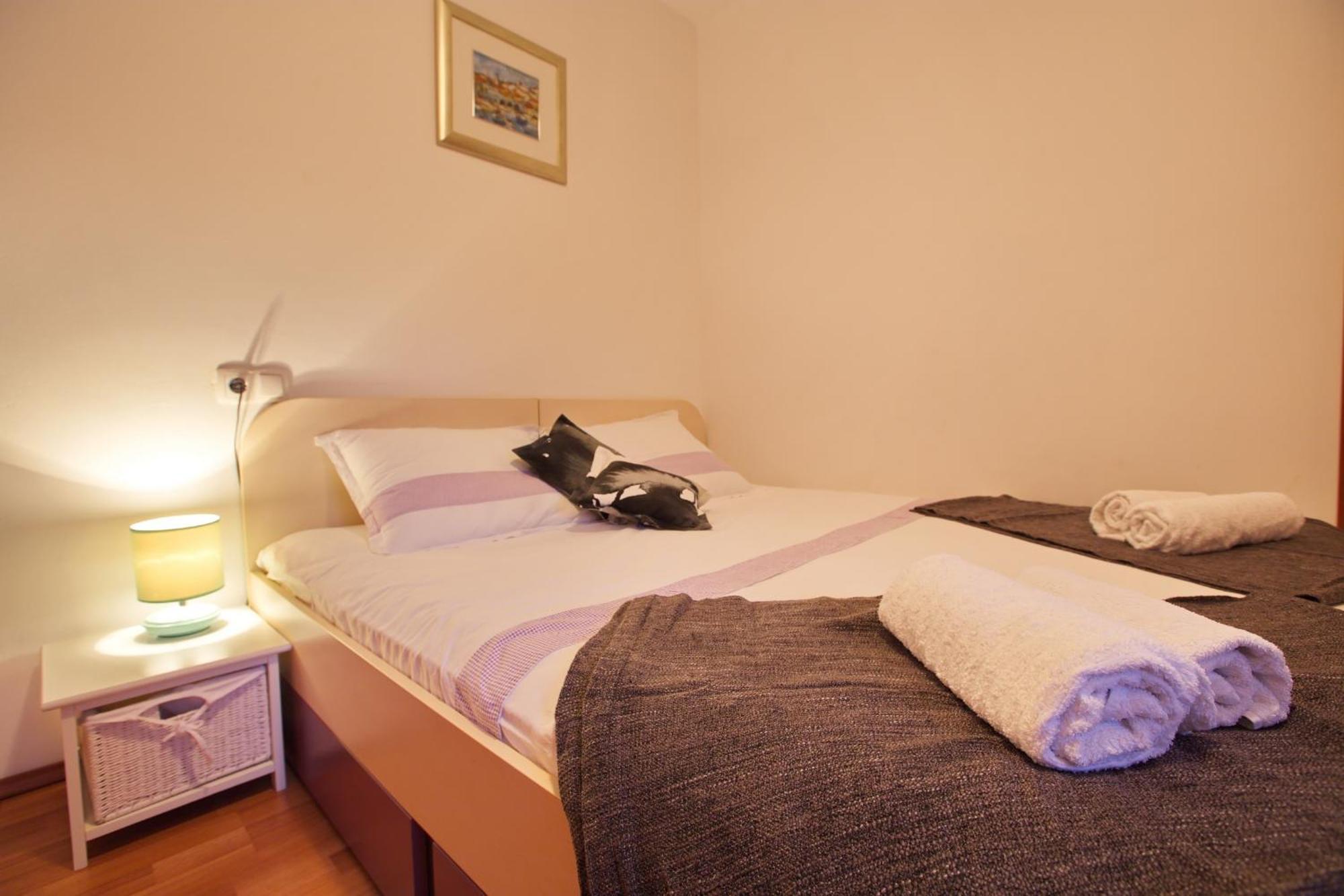 Apartments With A Parking Space Jelsa, Hvar - 8713 Єлса Номер фото